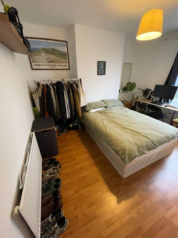 Room Links Road in Greater London