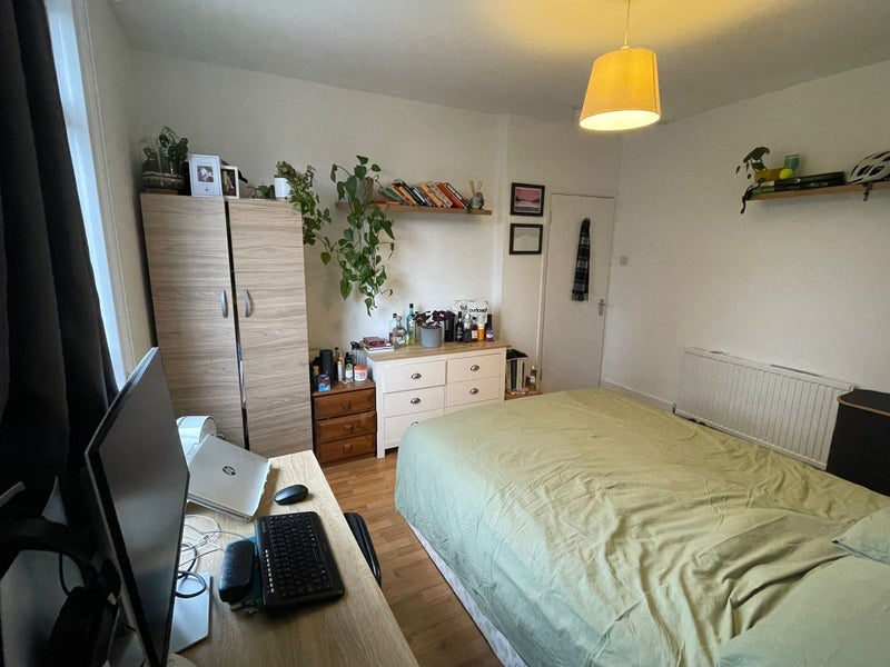 Room Links Road in Greater London