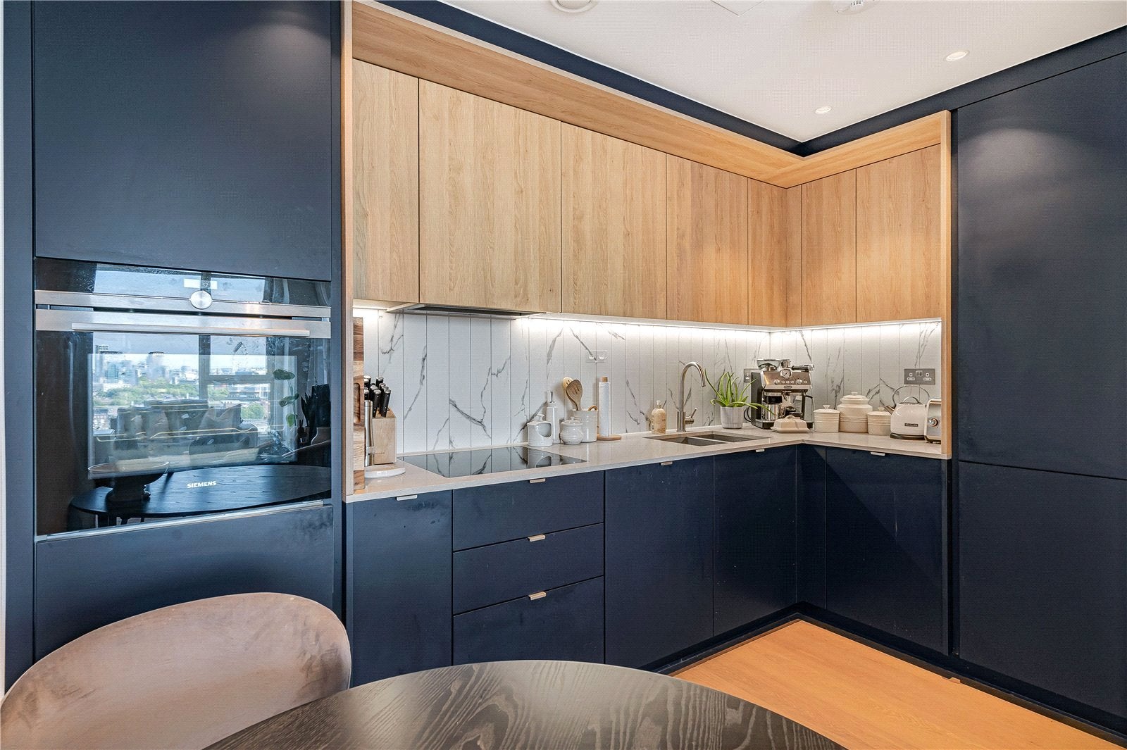 Flat Kennington Lane in Greater London