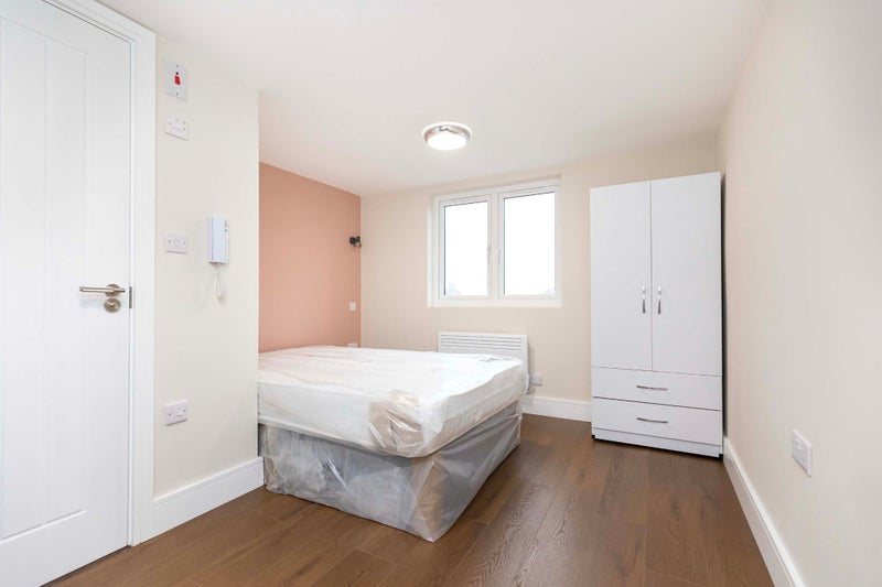 Room Rossmore Road in Poole