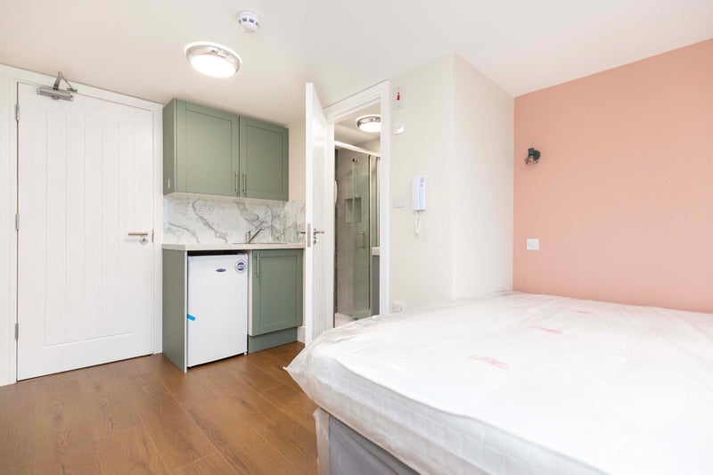 Room Rossmore Road in Poole