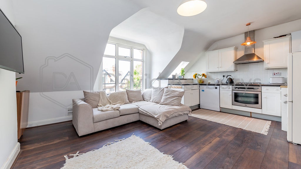 Flat Ferme Park Road in Greater London