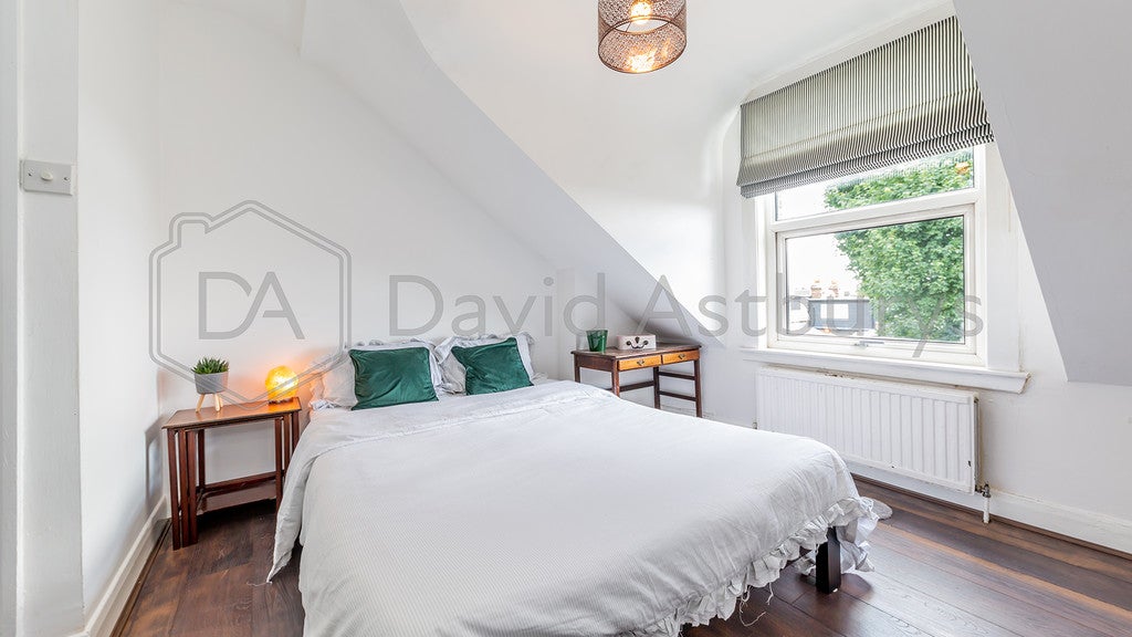 Flat Ferme Park Road in Greater London