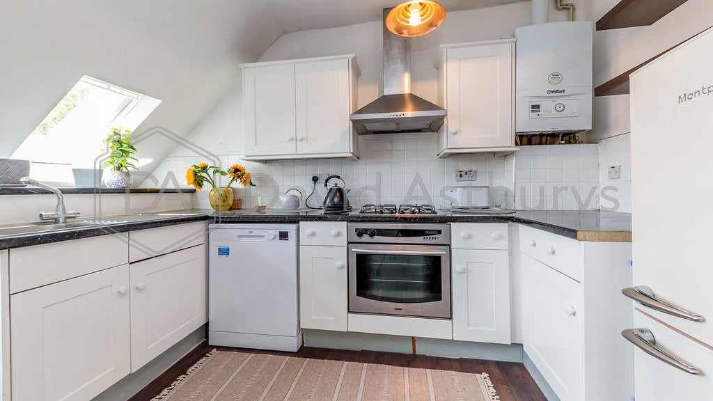 Flat Ferme Park Road in Greater London