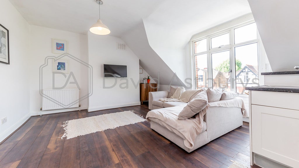 Flat Ferme Park Road in Greater London