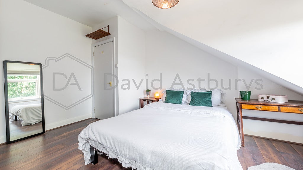 Flat Ferme Park Road in Greater London