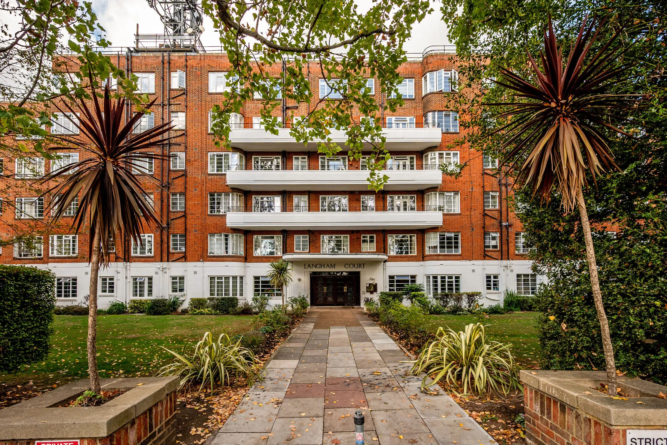 Flat Wyke Road in Greater London