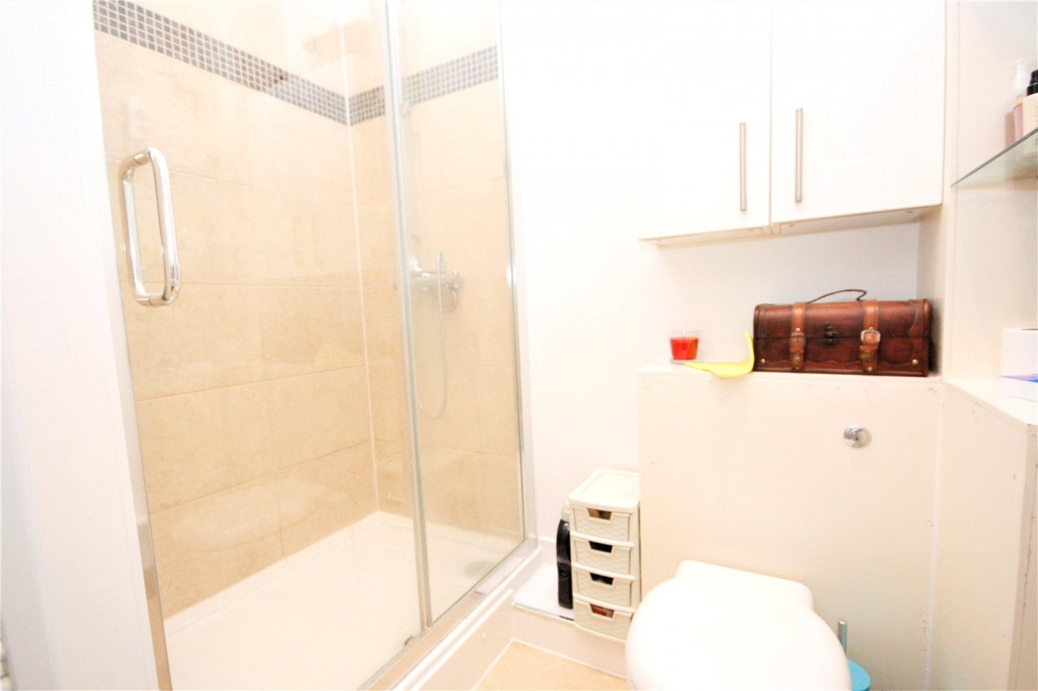 Flat Walm Lane in Greater London
