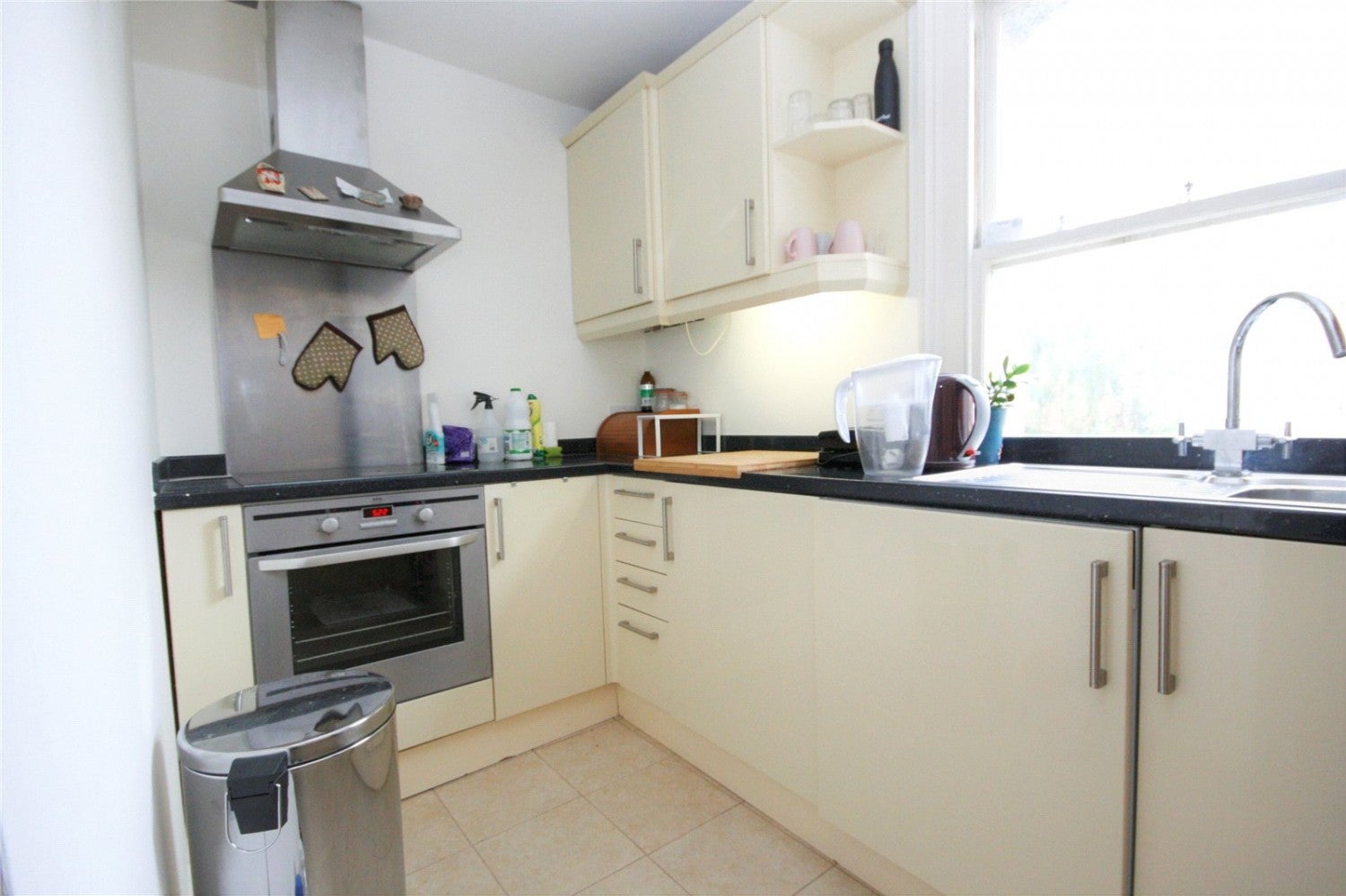 Flat Walm Lane in Greater London