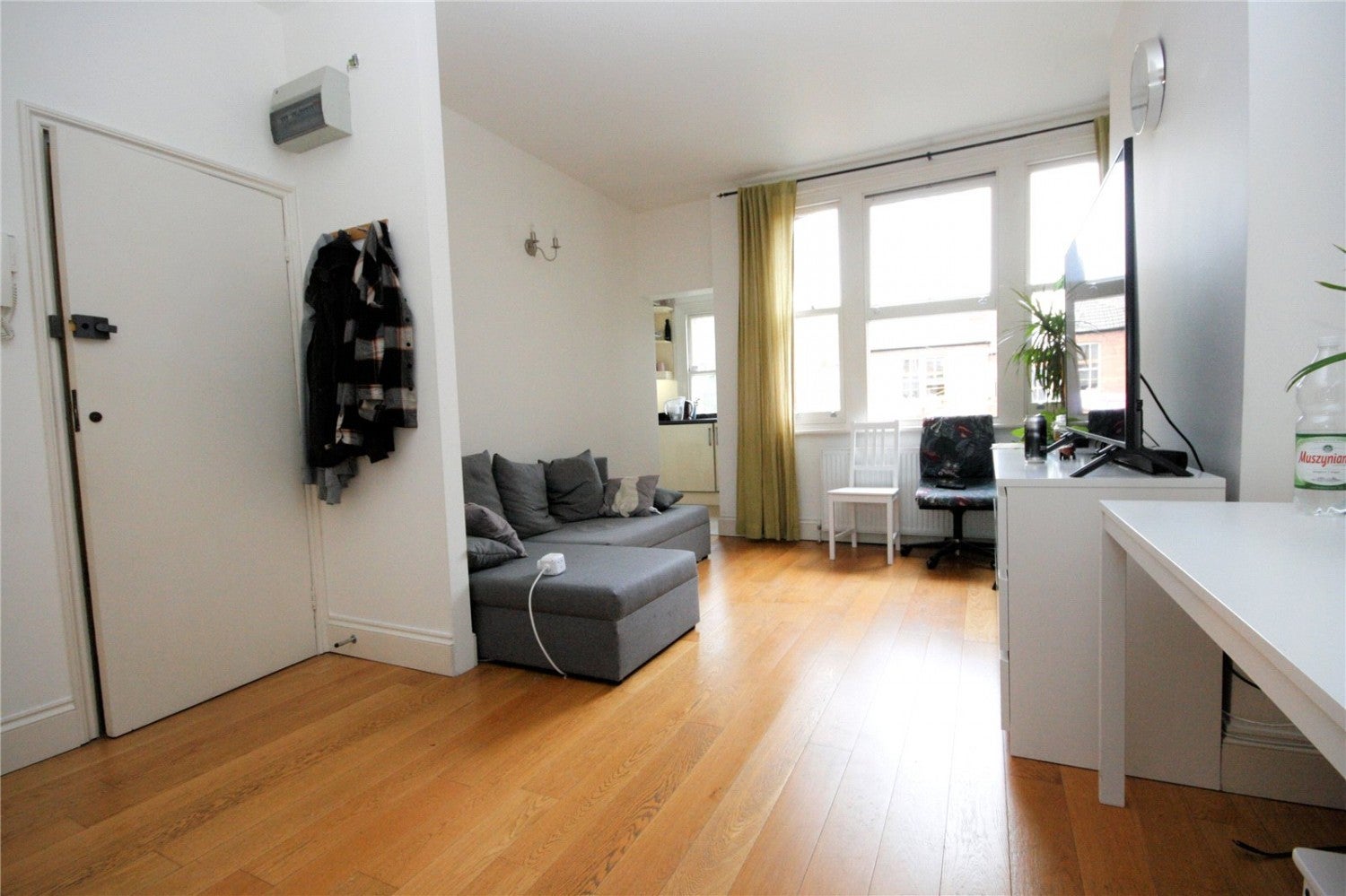 Flat Walm Lane in Greater London