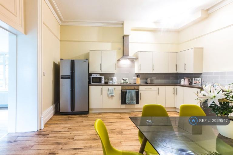 Room Highroyd Crescent in Kirklees