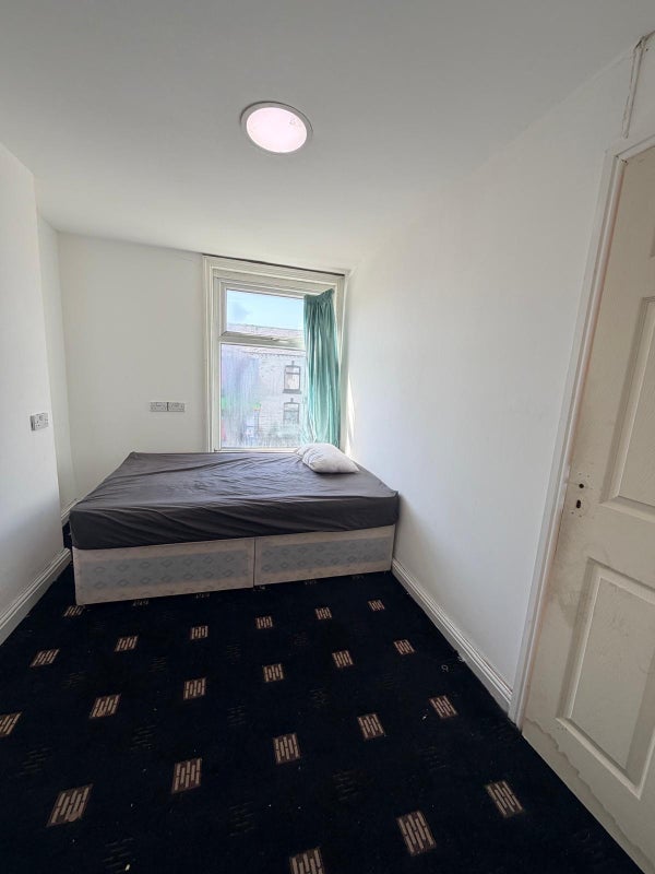 Room Halliwell Road in Bolton