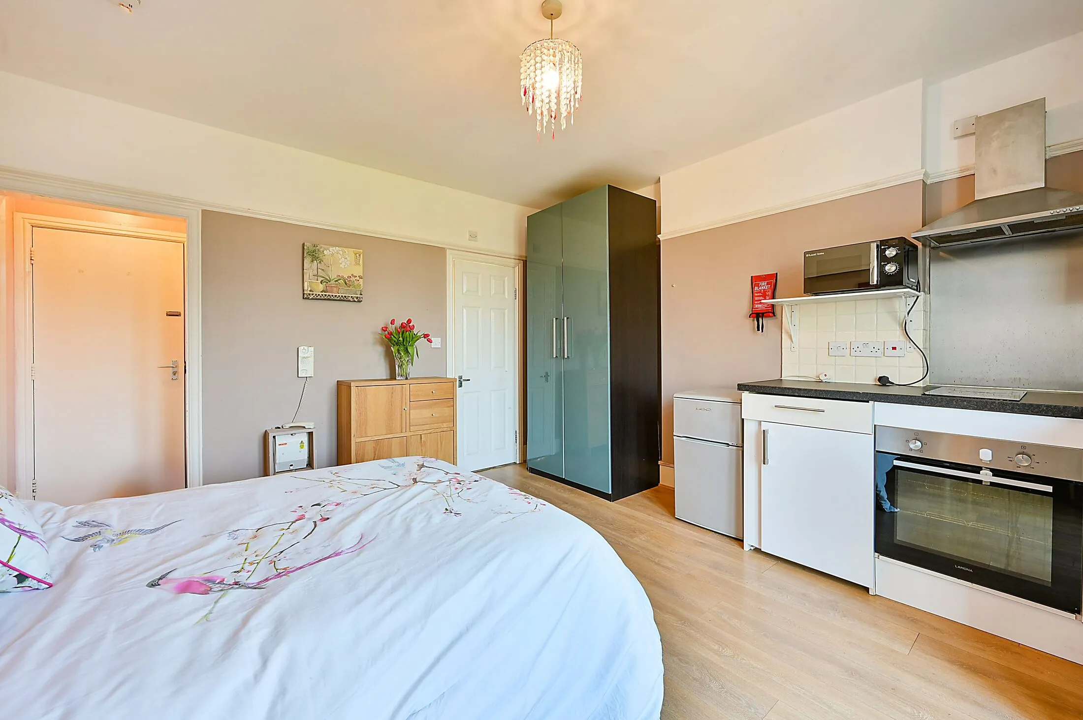 Flat Twyford Crescent in Greater London
