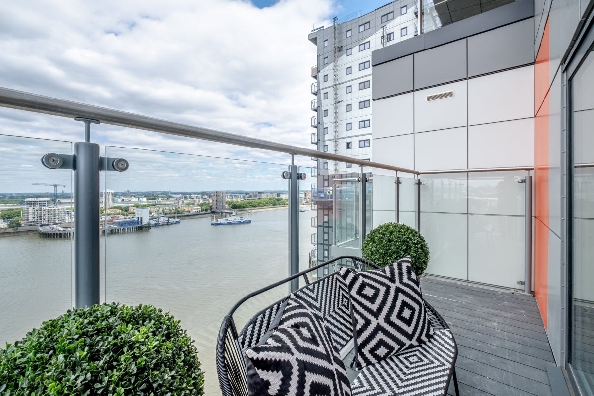Flat Mast Quay in Greater London