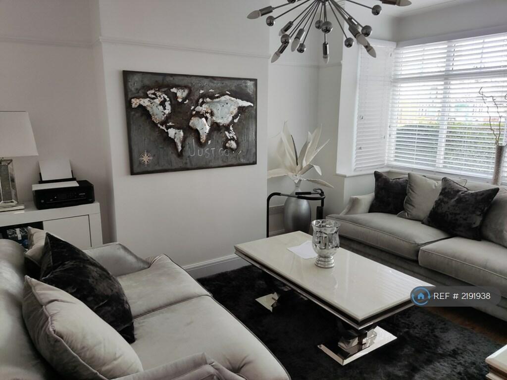 Flat Strathmore Drive in Crosby