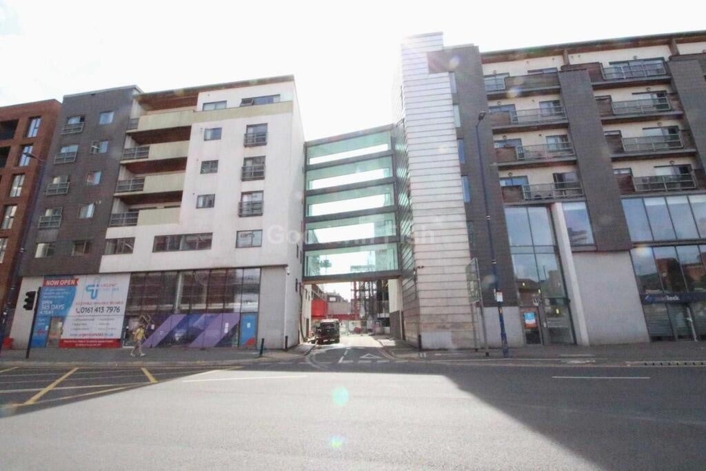 Flat Oldham Road in Manchester
