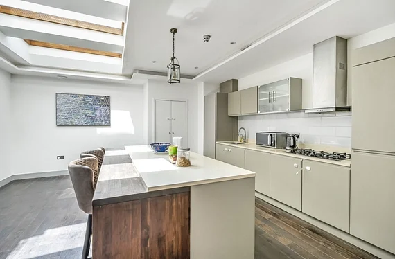 House Sarre Road in Greater London
