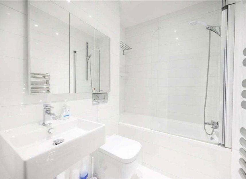 Flat Courtfield Gardens in Greater London