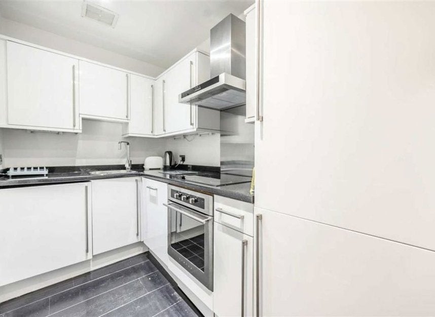 Flat Courtfield Gardens in Greater London