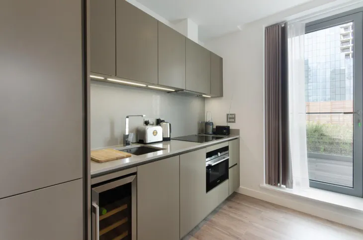 Flat Piazza Walk in Greater London