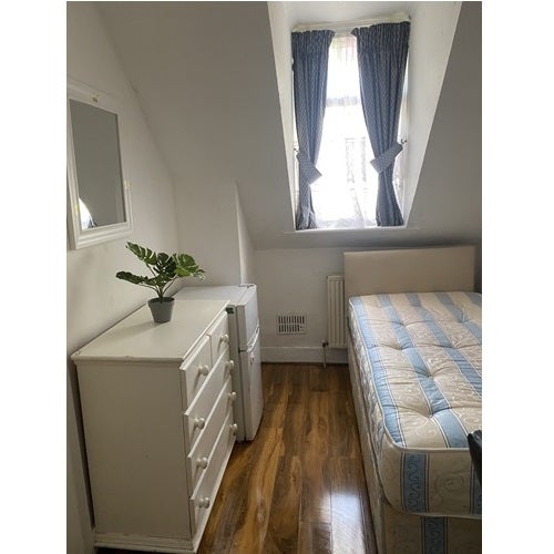 Room Chiswick High Road in London