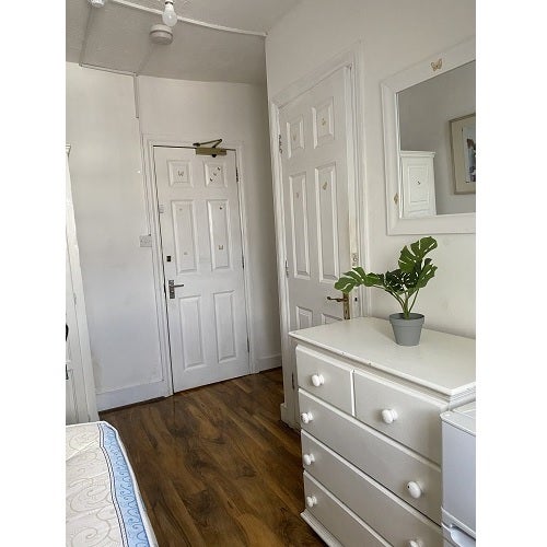 Room Chiswick High Road in London