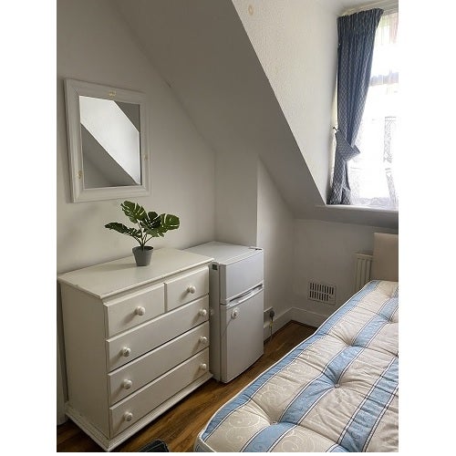 Room Chiswick High Road in London