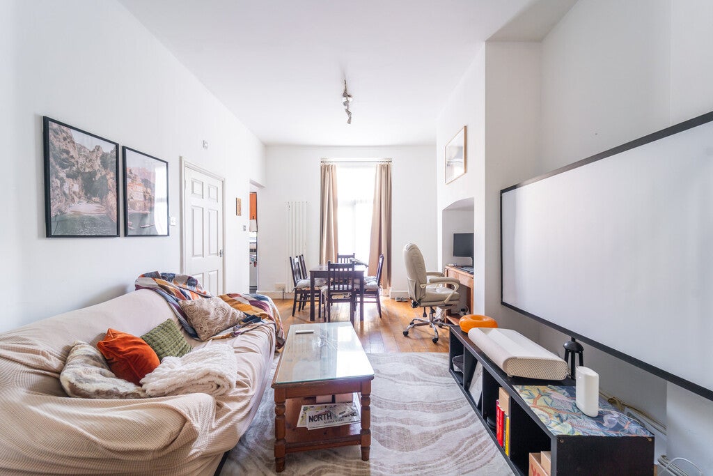 Flat Brondesbury Villas in Greater London