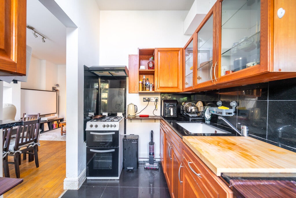 Flat Brondesbury Villas in Greater London