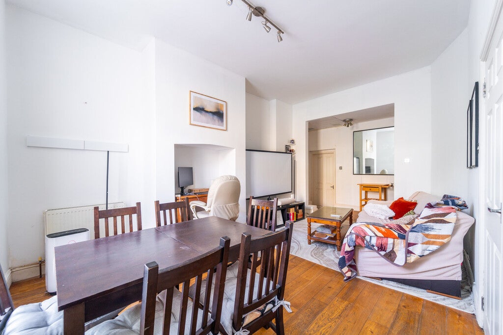Flat Brondesbury Villas in Greater London