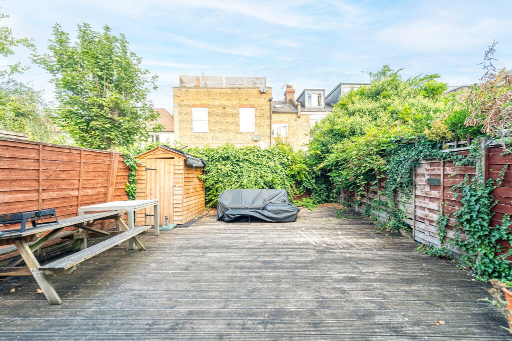 Flat Brondesbury Villas in Greater London