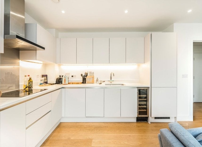 Flat Tollgate Gardens in City of Westminster