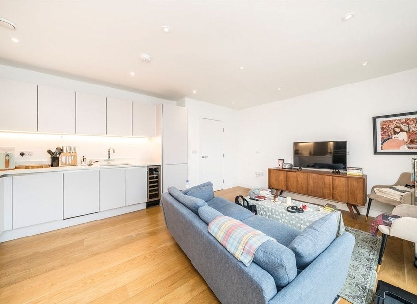 Flat Tollgate Gardens in City of Westminster