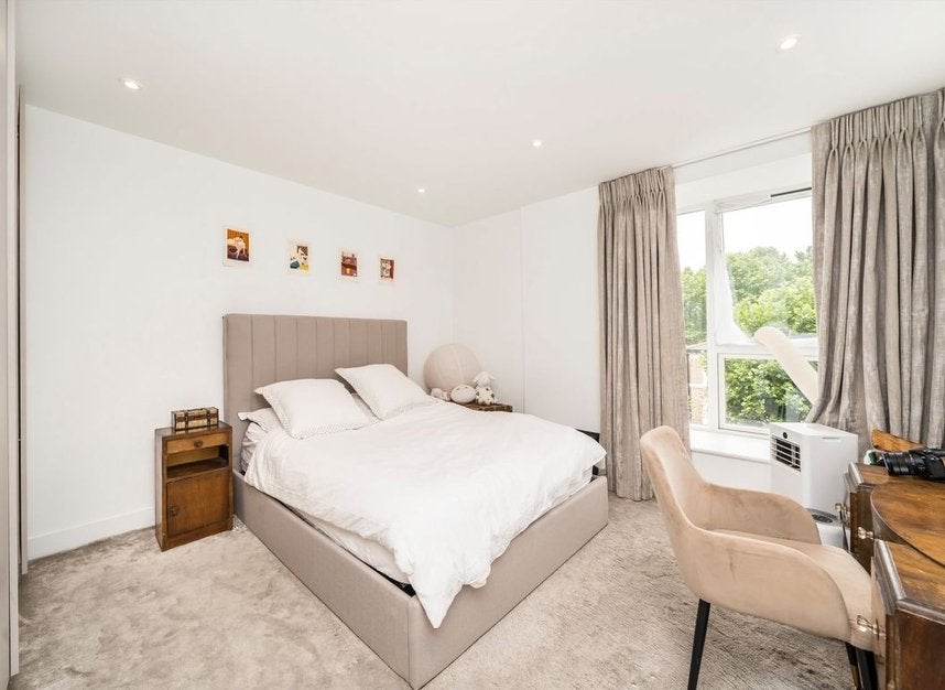 Flat Tollgate Gardens in City of Westminster
