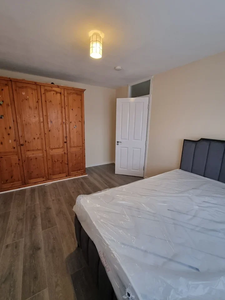 Room Bounces Road in Greater London