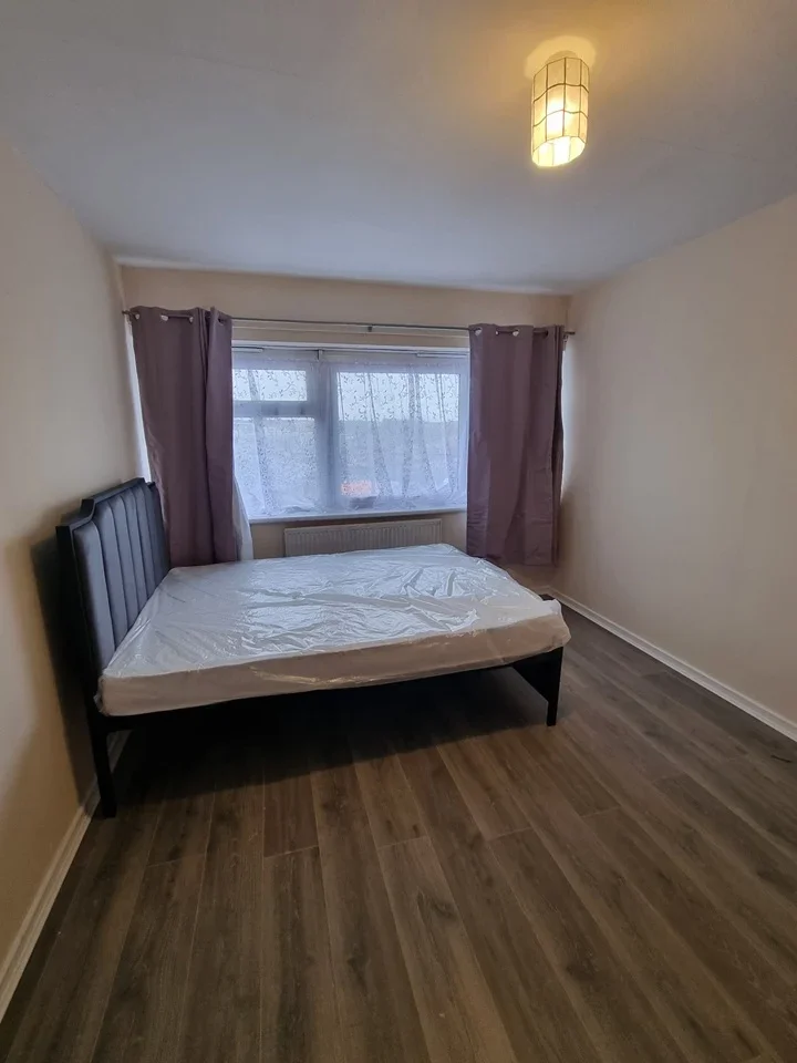 Room Bounces Road in Greater London