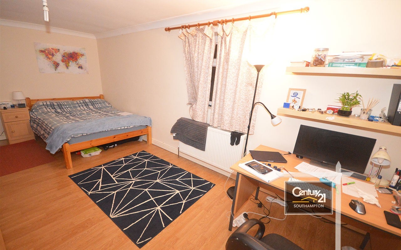 Room Lodge Road in Southampton