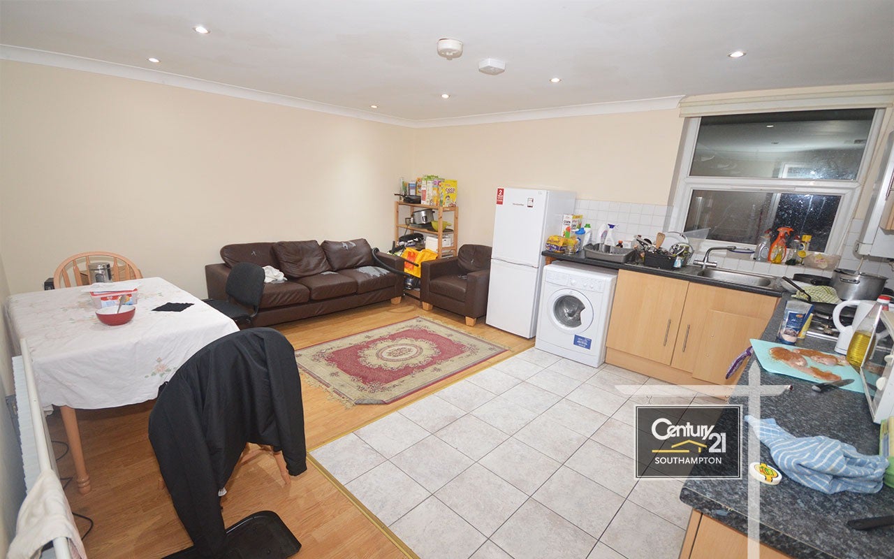Room Lodge Road in Southampton