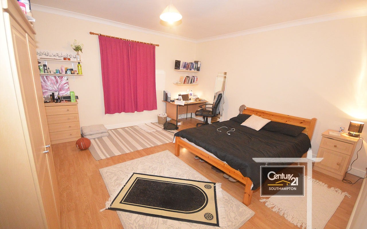 Room Lodge Road in Southampton