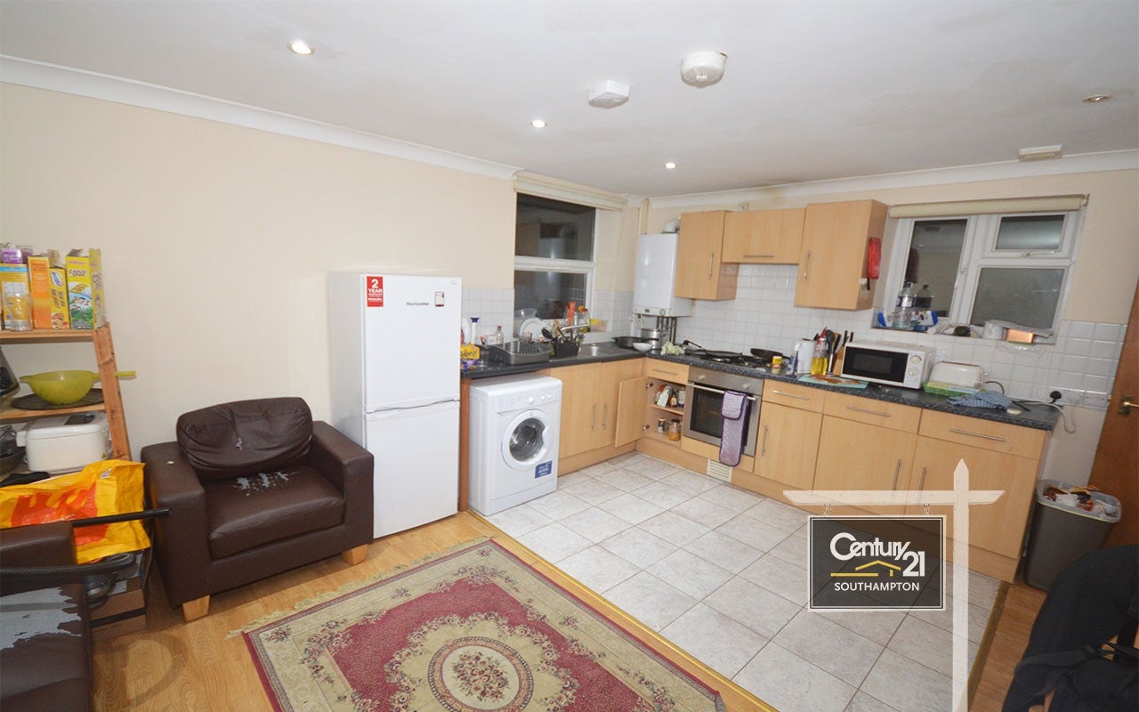 Room Lodge Road in Southampton