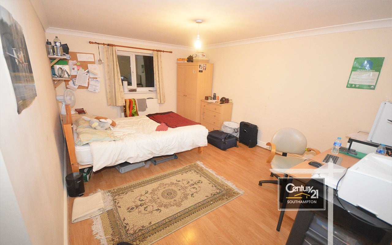 Room Lodge Road in Southampton