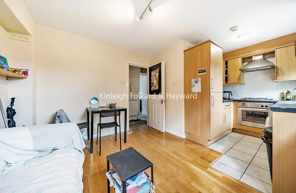Flat Robinson Road in Greater London