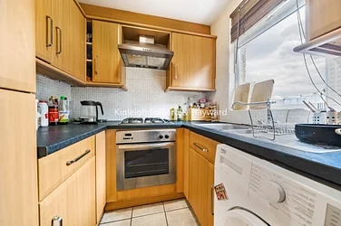 Flat Robinson Road in Greater London