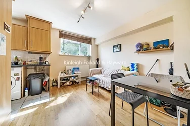 Flat Robinson Road in Greater London