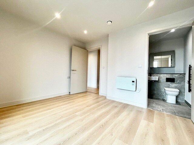 Flat Benson Road in Greater London