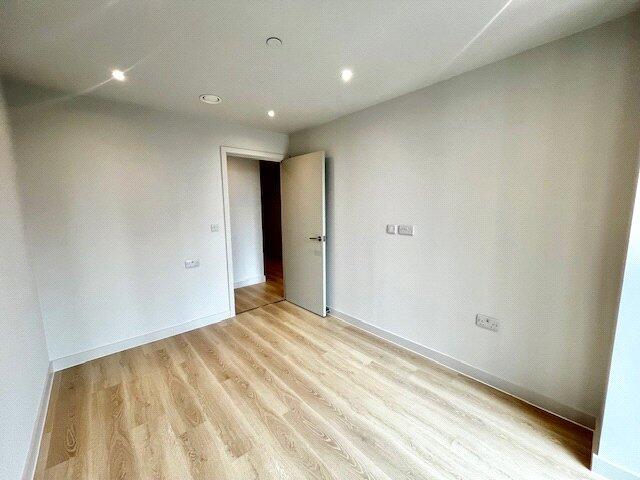 Flat Benson Road in Greater London