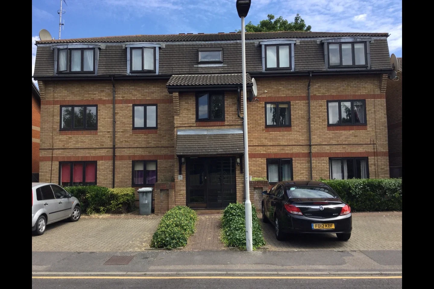 Flat Magpie Close in Greater London