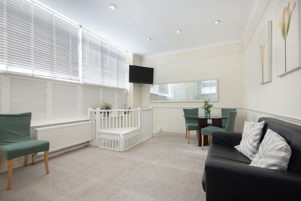 Flat Mayford Road in Greater London