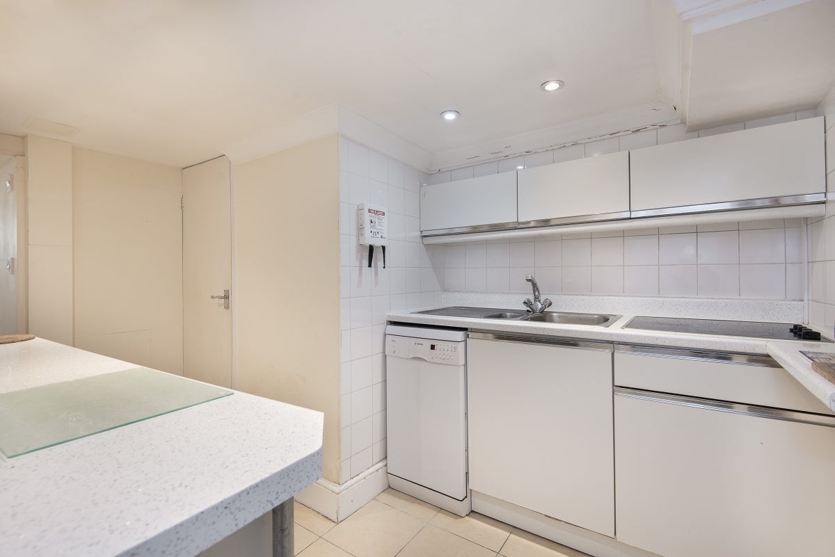 Flat Mayford Road in Greater London