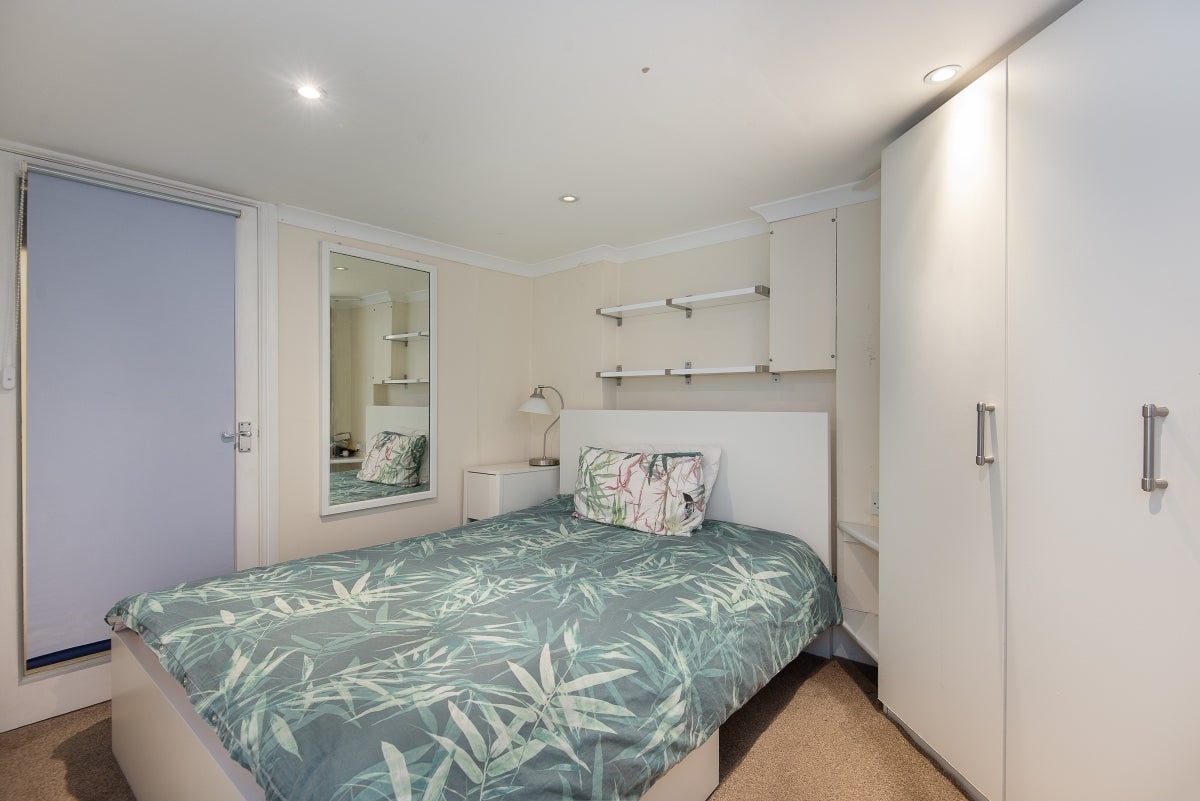 Flat Mayford Road in Greater London